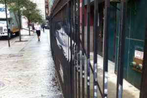 Steve Jobs street art fence tribute2 525x351
